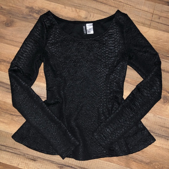 H&M Tops - Black snake print peplum top